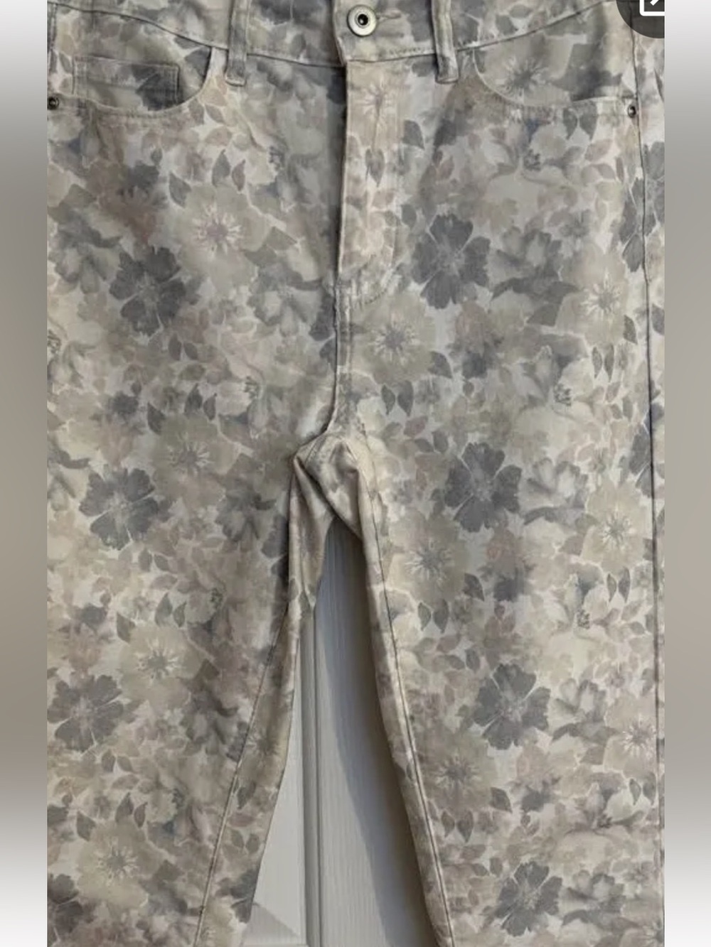 Charlie B Floral Print Slim/Straight Leg Jeans Size 8 neat frayed hem fall